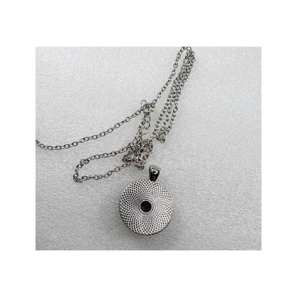 $2 Snow White necklace new in gift box $2 WITH ANY ORDER OF $10 OR MORE - Picture 8 of 10
